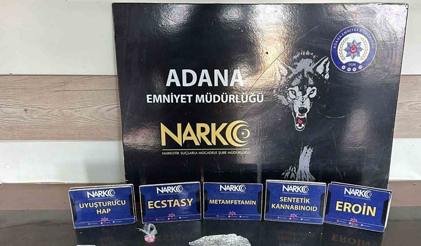 Adana’da narkotik polislerinin yakaladığı 2 uyuşturucu satıcısı tutuklandı