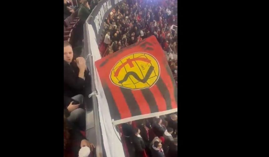 Eskişehirspor bayrağı Manchester derbisinde tribünlerde dalgalandı