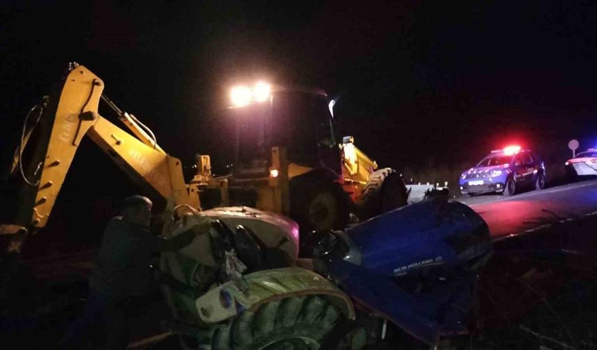 Otomobilin çarptığı traktörün sürücüsü hayatını kaybetti