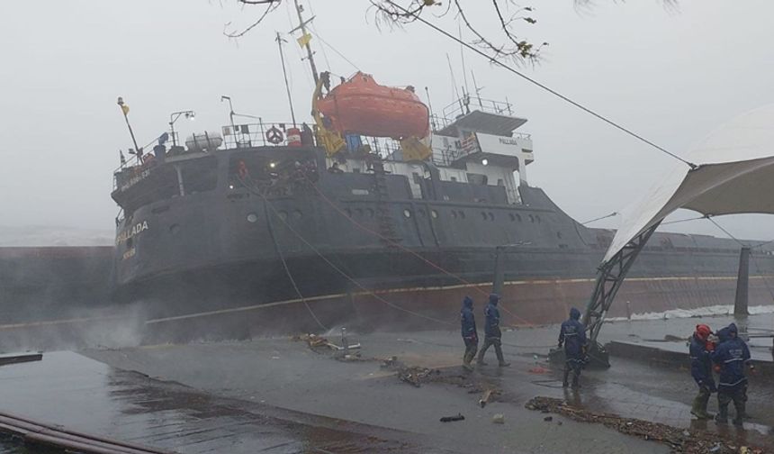 Zonguldak'ta fırtına nedeniyle sığındığı limandan ayrıldıktan sonra irtibat kopan gemiye ulaşılmaya çalışılıyor