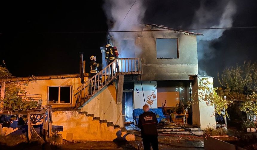 2 katlı müstakil ev yangında kül oldu