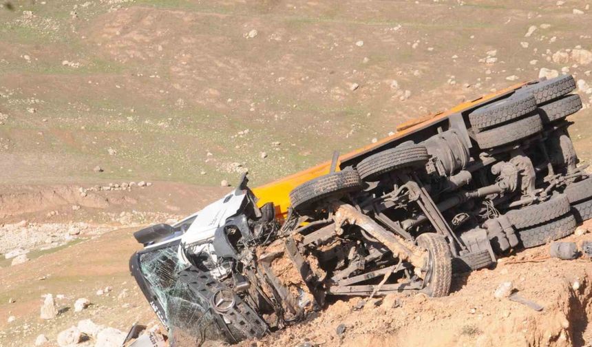 Cizre’de freni boşan kömür yüklü kamyon şarampole devrildi: 1 yaralı
