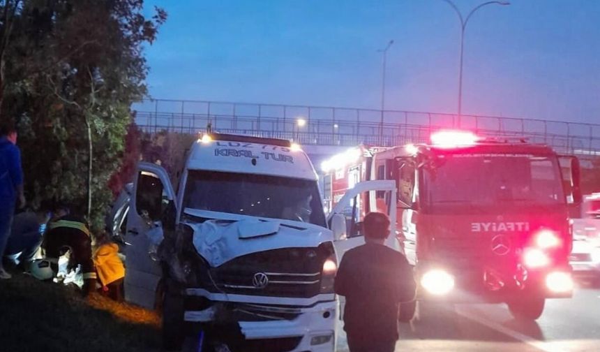 Kocaeli’de işçi servisi ile otomobil çarpıştı: 14 yaralı