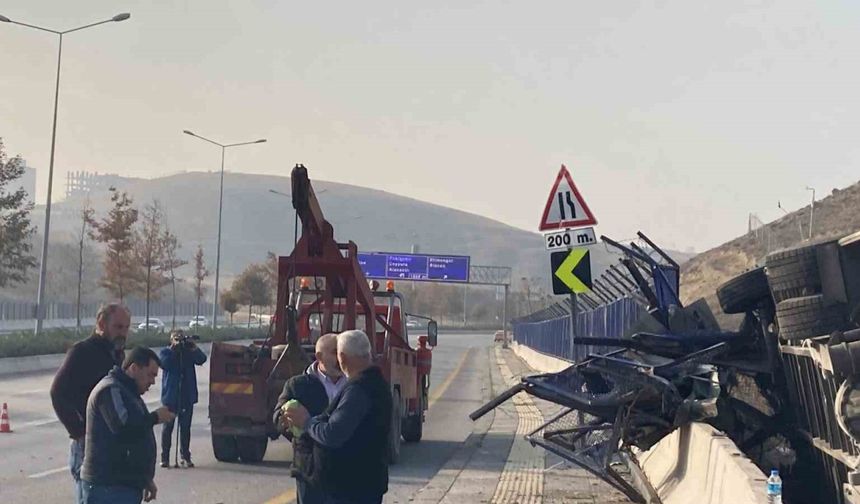 Ankara’da servis otobüsü devrildi: 2 yaralı