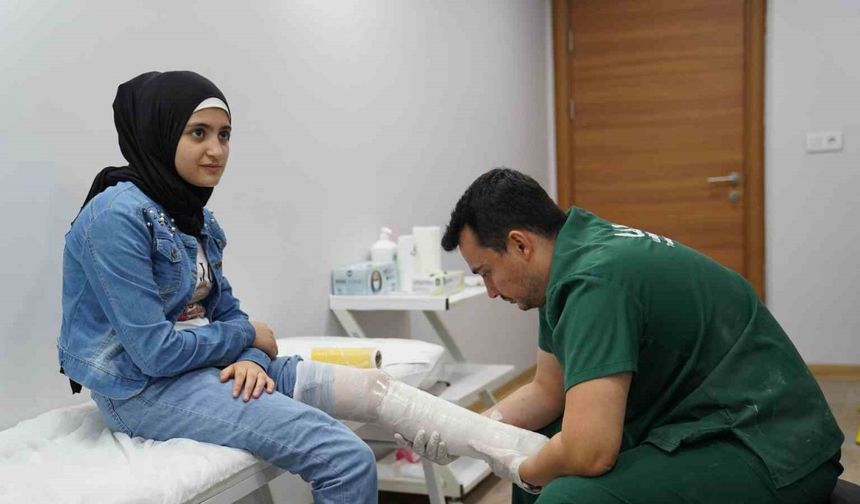 Depremde kaybettiği bacağına protezle kavuştu: 13 yaşındaki kızın artık tek hedefi doktorluk