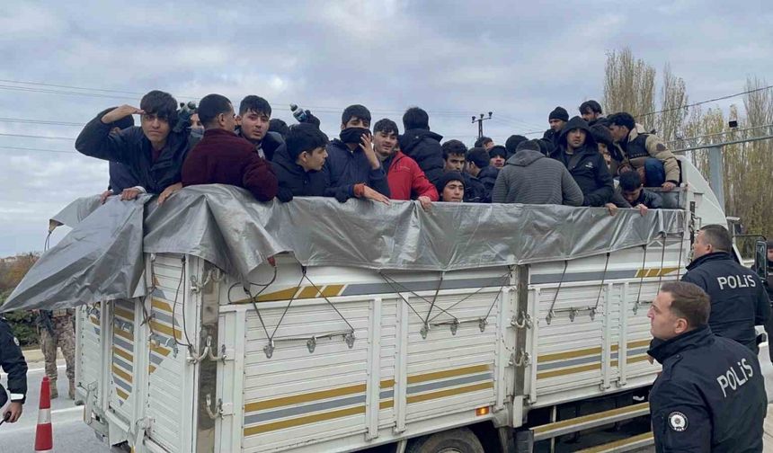 Durdurulan kamyonette 62 kaçak göçmen yakalandı