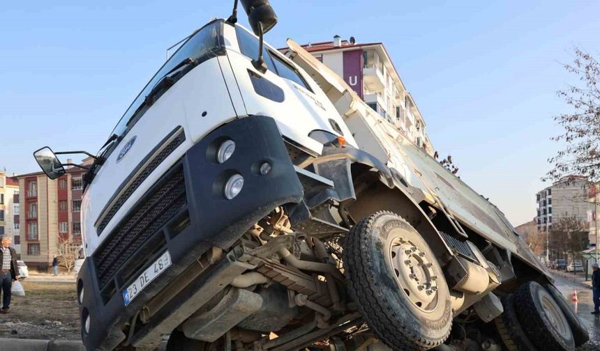 Elazığ’da ilginç kaza: Yol çöktü kamyon çukura düştü