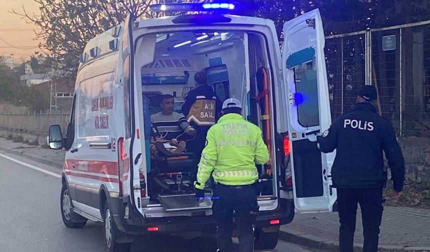 Kocaeli’de minibüs yol ayrımındaki bariyere çarptı : 15 yaralı