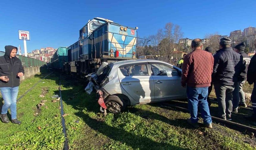 Üç kişilik aile dehşeti yaşadı, trenin çarptığı otomobil 30 metre sürüklendi
