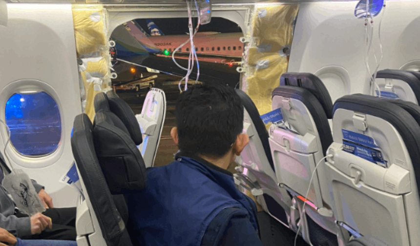 Havada panik: Yolcu uçağının kapısı koptu
