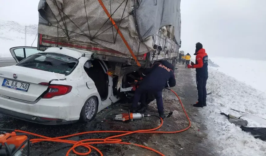Bitlis'te feci kaza! Tırın altına giren araçta 2 kişi hayatını kaybetti