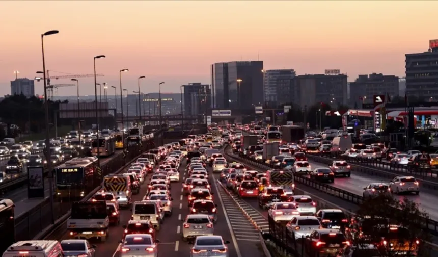 İstanbul'da trafik durma noktasına geldi! Yoğunluk yüzde 81!