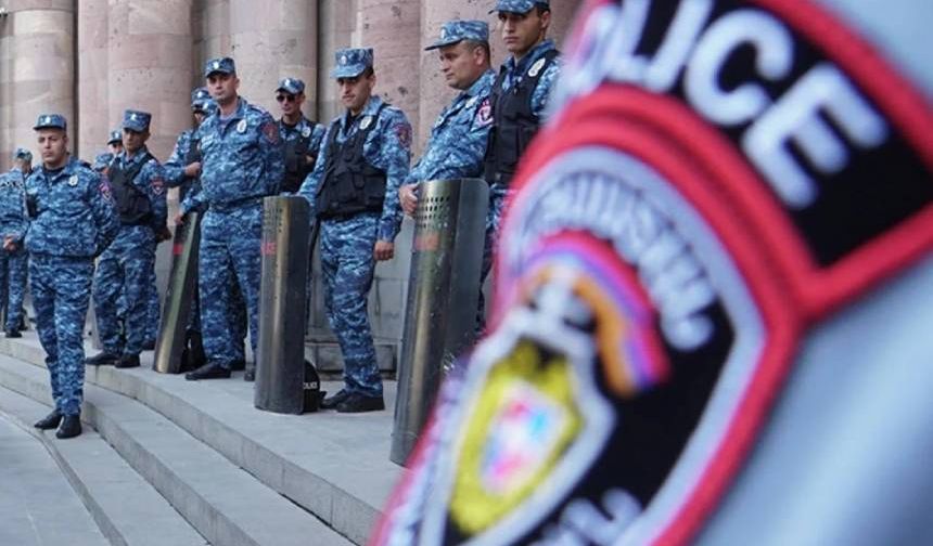 Ermenistan’da karakola el bombalı saldırı