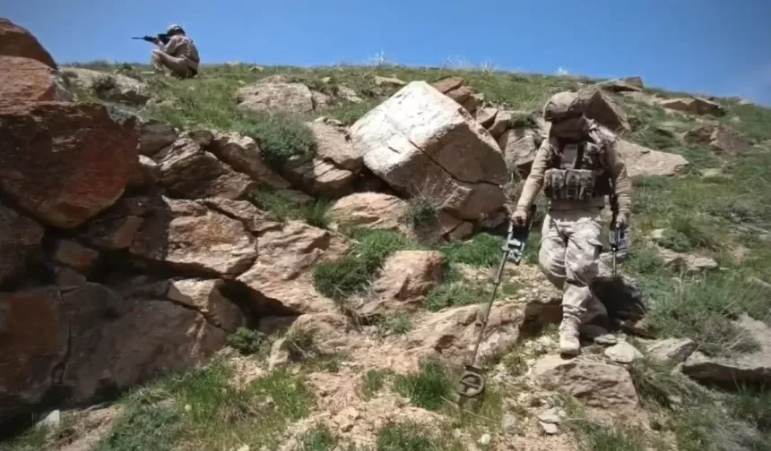 Bitlis'te terör örgütüne darbe! Toprağa gömülü halde buldular
