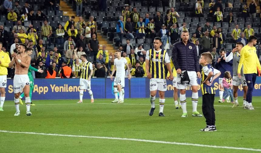 Fenerbahçe derbi galibiyetini taraftarıyla kutladı