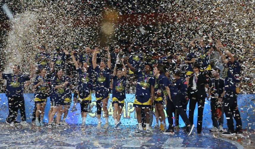 Fenerbahçe Kadın Basketbol Takımı'ndan üst üste ikinci kez şampiyonluk