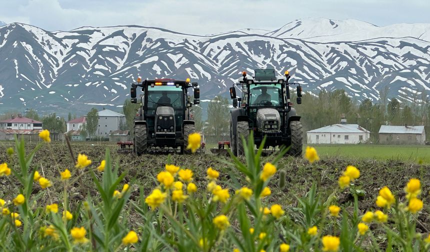 Yüksekova’da çiftçilerin ekim mesaisi başladı