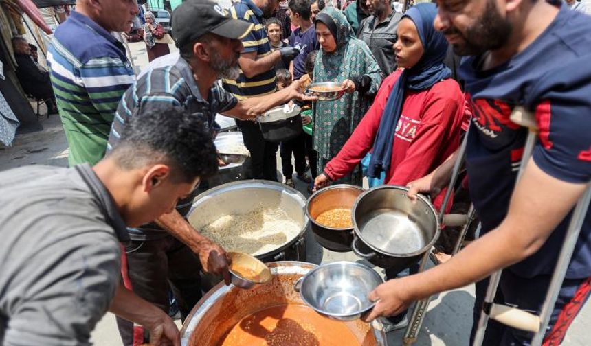 İsrail'in saldırdığı Dünya Merkez Mutfağı Gazze'de yeniden yemek dağıtımına başladı