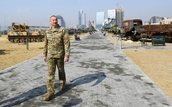 u003cp style=text-align: center; u003eDağlık Karabağ'da Ermenistan ordusundan ganimet olarak ele geçirilen askeri araçların sergilendiği Askeri Ganimet Parkı'nın açılışını yapan Azerbaycan Cumhurbaşkanı İlham Aliyev, sergilenen askeri araçlar hakkında bilgi aldı