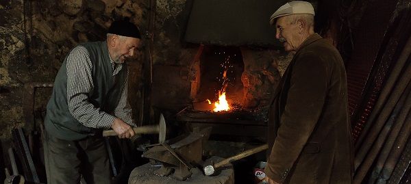 Bursa'da 80 yaşındaki usta her gün ateş başında 10 saat demir döverek 30 köyün ihtiyacını karşılıyor.