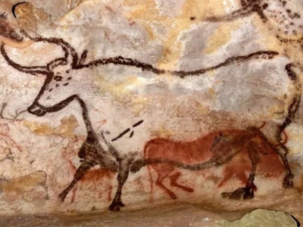 1. LASCAUX MAĞARALARI (FRANSA) Fransa’daki Lascaux Mağarası, dünyadaki arkeologların hepsi için adeta değerli bir mücevherdir. Bu mağarada, en az 17 bin 300 yıl öncesine uzanan tarih öncesi duvar resimleri vardır. Paleolitik döneme ait olan bu resimlerde sığır, geyik, bizon gibi hayvanlara yer verilmiştir. Ne yazık ki Lascaux Mağarası, 1963 yılından sonra halka kapatılmıştır. Mağara, arkeologların insanların antik sanat eserlerine zarar vereceği düşüncesinden kapatılmıştır.

