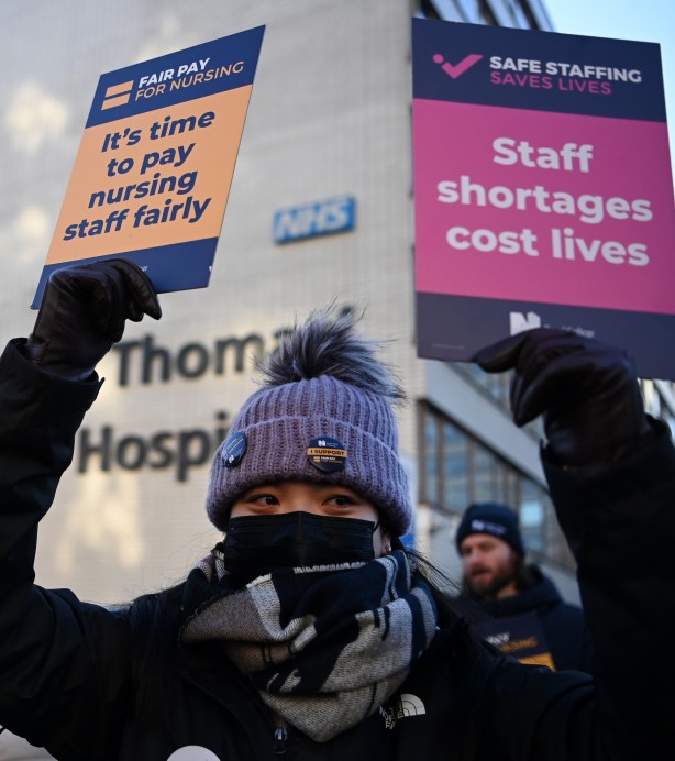 İngiltere, Galler ve Kuzey İrlanda’da Ulusal Sağlık Sistemi'nde (NHS) kilit role sahip on binlerce hemşire bugün greve gitti. Tarihi grev nedeniyle hastanelerdeki binlerce randevu ve ameliyat iptal oldu.

