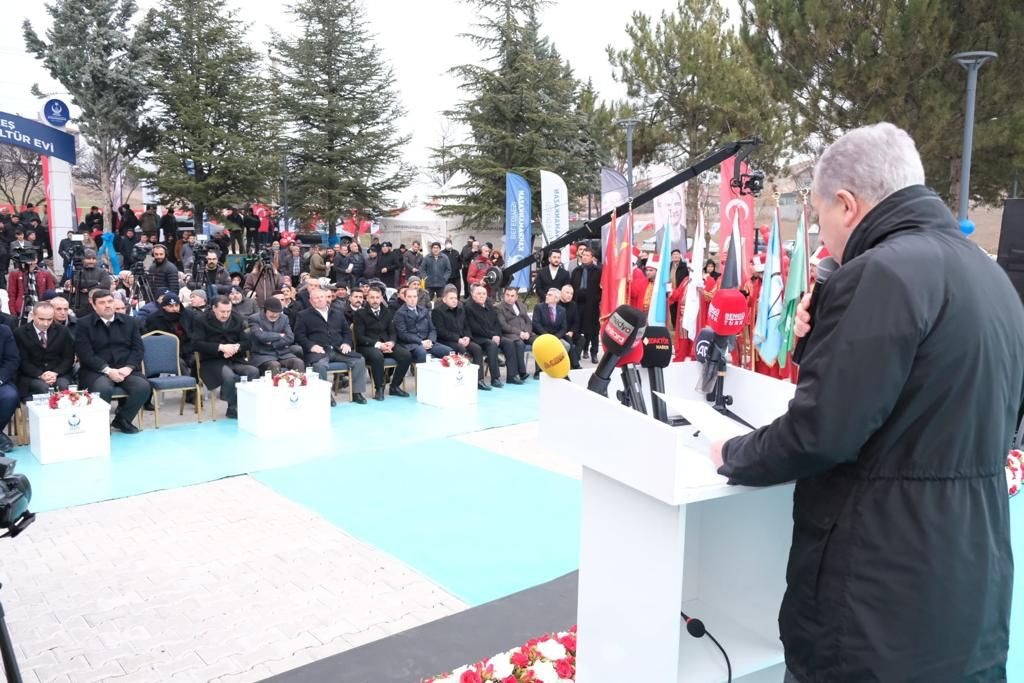 Kahramankazan Belediyesi tarafından başlatılan mahalle kültür evleri projesinin ikincisi olan "Alparslan Türkeş Mahalle Kültür Evi" törenle açıldı.
