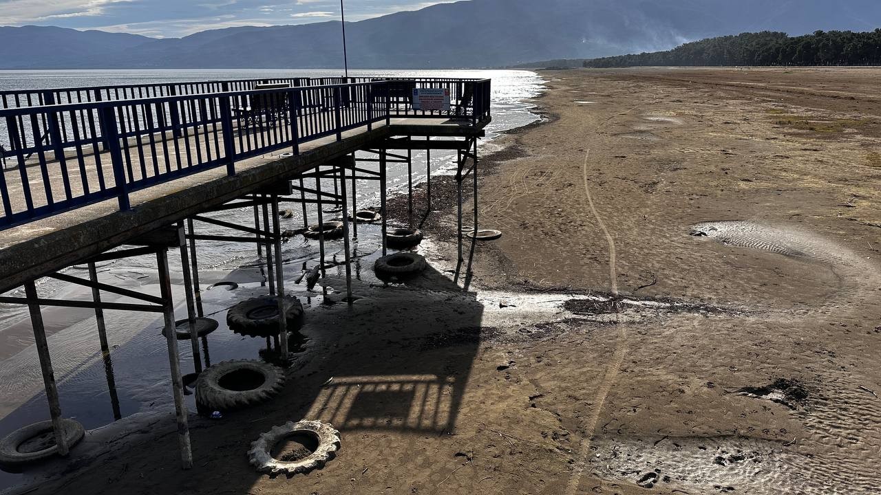 Türkiye`nin en büyük tatlı su kaynaklarından İznik Gölü`nde mevsimsel kuraklık nedeniyle su çekilmesi korkutucu boyutlara ulaştı.