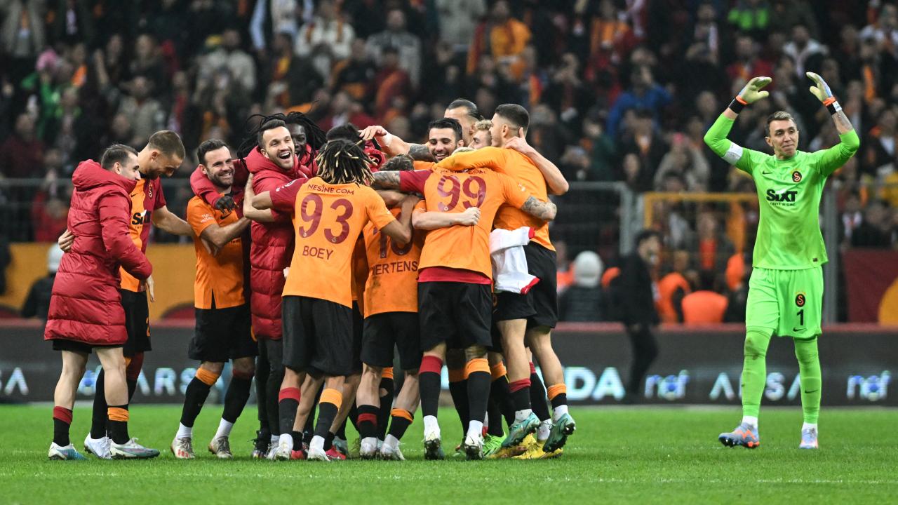Nef Stadı`nda oynanan karşılaşmada Galatasaray`ın gollerini Mauro Icardi ile Fraport TAV Antalyasporlu Sherel Floranus kendi kalesine attı. Konuk ekibin golünü ise Luiz Adriano kaydetti.