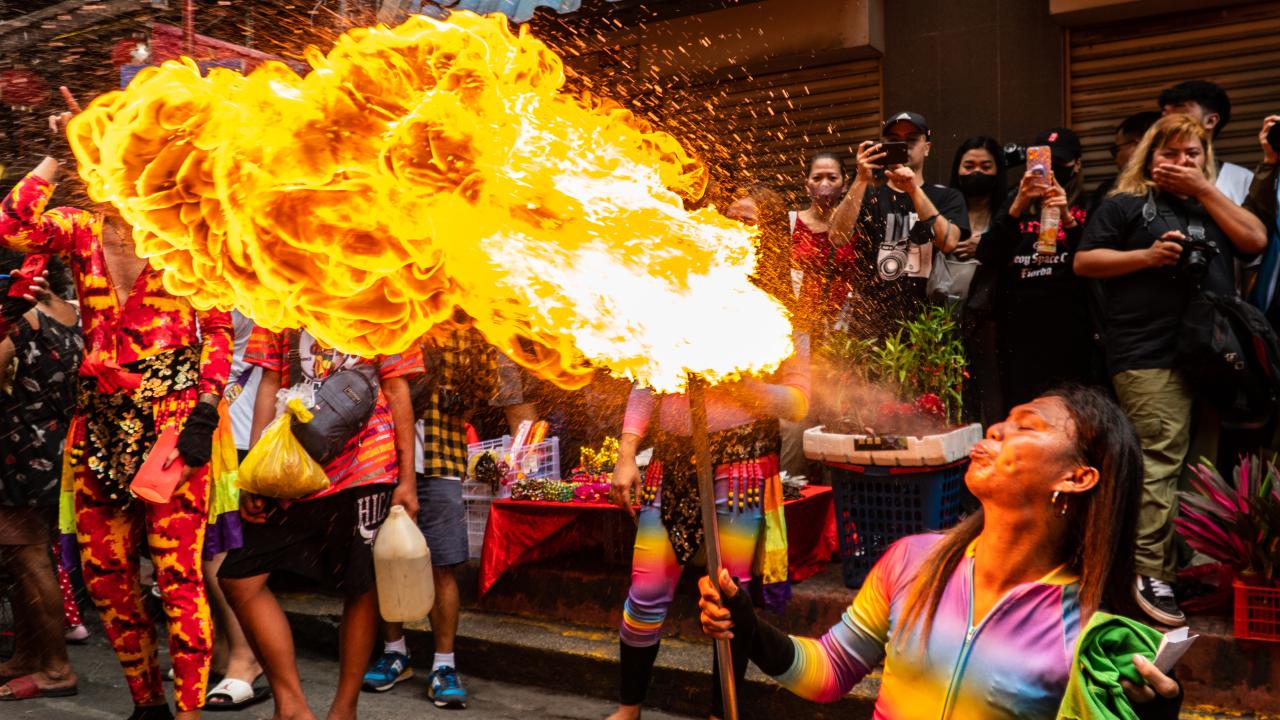 Filipinler`in başkenti Manila`da bulunan Çin Kasabası`nda, Çin Yeni Yılı kutlamaları kapsamında düzenlenen gösteride ateş dansçıları da performans sergiledi.