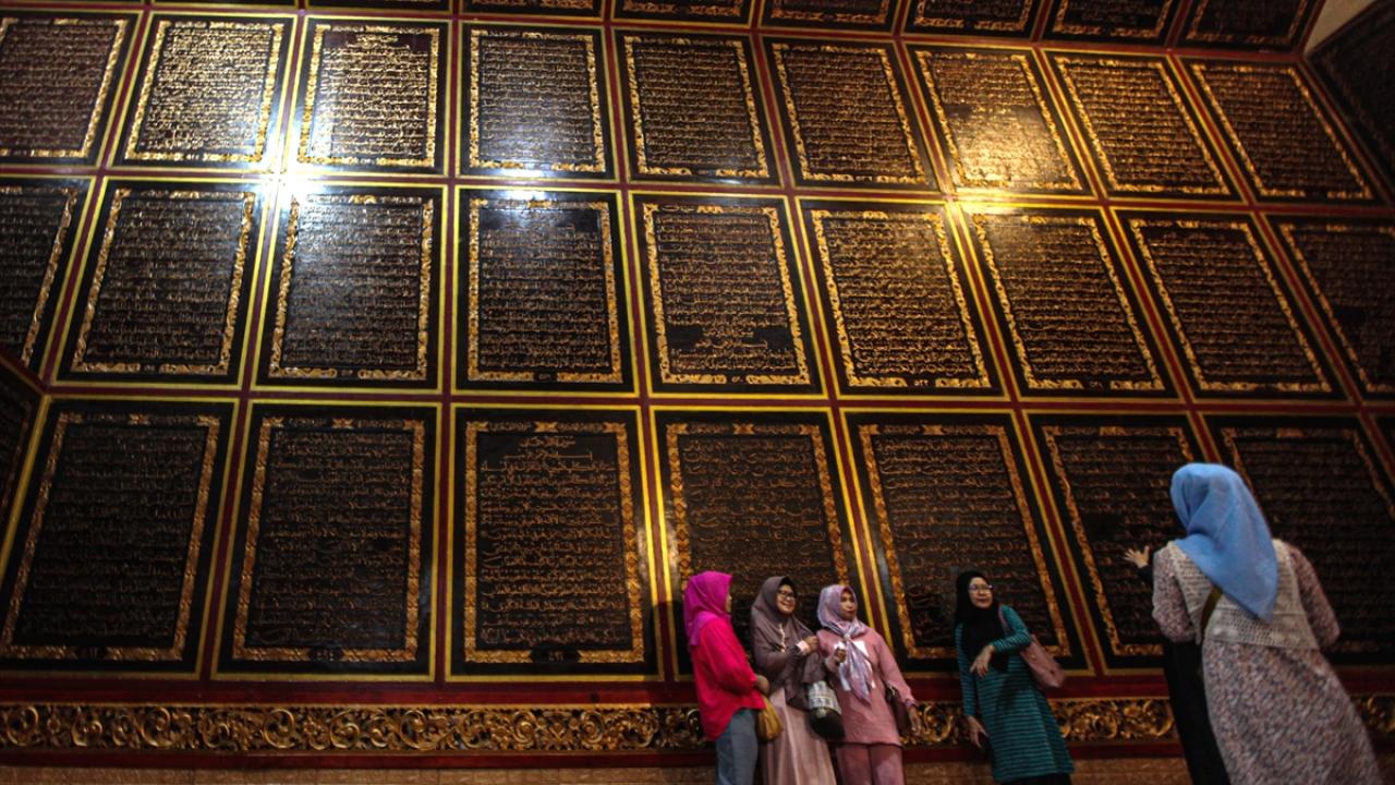 Palembang kentindeki 'Al Akbar Kur'an-ı Kerim Müzesi'nde sergilenen Kur'an-ı Kerim, 1,77 boyunda ve 1,4 metre genişliğindeki ahşaplara yazılı bulunuyor.