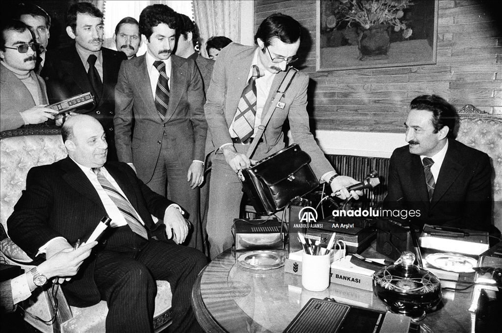 Kıbrıs Türk halkının özgürlük mücadelesinde önemli bir yeri olan Kuzey Kıbrıs Türk Cumhuriyeti'nin (KKTC) Kurucu Cumhurbaşkanı Rauf Raif Denktaş'ın vefatının üzerinden 11 yıl geçti. Dönemin Başbakanı Ecevit (sağda), 6 Mart 1978'de Kıbrıs Türk Federe Devleti Başkanı (KTFD) Denktaş (solda) ile görüşmüştü. 