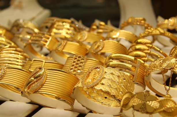 Yıl sonuna kadar gram altın 2 bin TL olacak Gram altın fiyatlarının bu noktada kalmasının ancak seçime kadar mümkün olduğunu da sözlerine ekleyen İslam Memiş, Yılsonuna kadar Altın fiyatlarının 2000 TL’ye kadar yükselmesini beklediğini dile getirdi.

