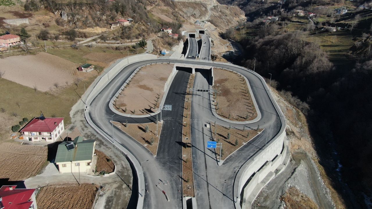 Bittiğinde Türkiye ve Avrupa’nın en uzun, dünyanın ise 3. en uzun tüneli olacak olan Trabzon-Gümüşhane karayolu üzerindeki Yeni Zigana Tüneli’nde çalışmalar sürüyor. Doğu Karadeniz ve Kafkasları, Ortadoğu ve İran’a bağlayan Trabzon-Gümüşhane karayolu üzerinde bulunan Tarihi İpek Yolu güzergahındaki Yeni Zigana Tüneli’nde tünel içerisindeki asfaltlama ve elektro mekanik çalışmalarının yüzde 90’i, bağlantı yollarının ise yüzde 93’i tamamlandı.
