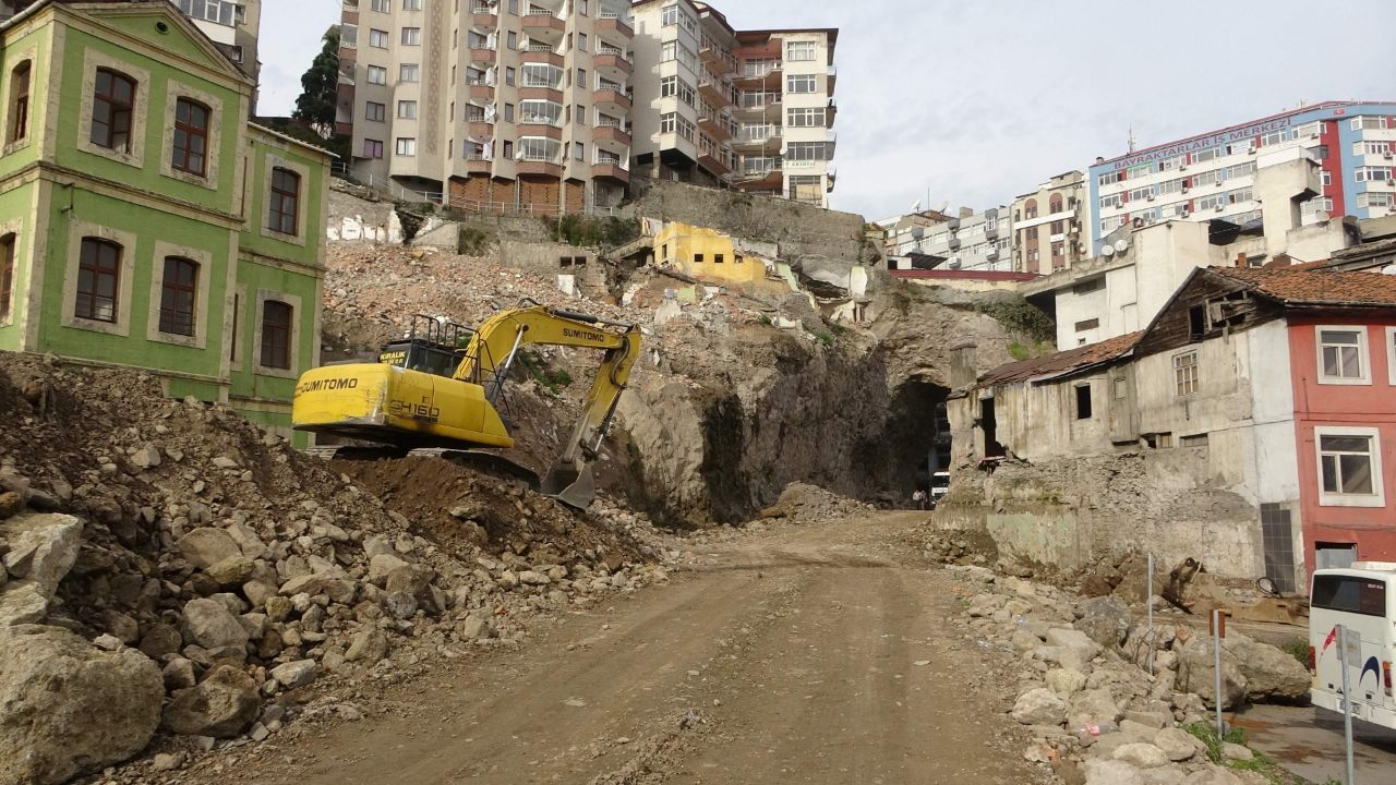 Trabzon Meydan 3. Etap ve Katlı Otopark Projesi tarihi İskender Paşa Cami’nin yanında mevcut durumda otopark olarak kullanılan alanın yeniden planlanarak adeta denize açılan bir balkon niteliğinde Trabzon halkı ile yerli ve yabancı turistlerin hizmetine sunulmak üzere hazırlandı. Yap, işlet, devret usulüyle inşa edilen katlı otopark, özellikle kayaların aylar süren çalışma sonucu delinerek tünel açılması yapım aşamasının en zor bölümünü oluşturdu. Kayaların delinmesi sırasında yüzlerce kamyon hafriyat çıkartılırken otoparkın bu yılın Nisan ortasında açılması planlanıyor.
