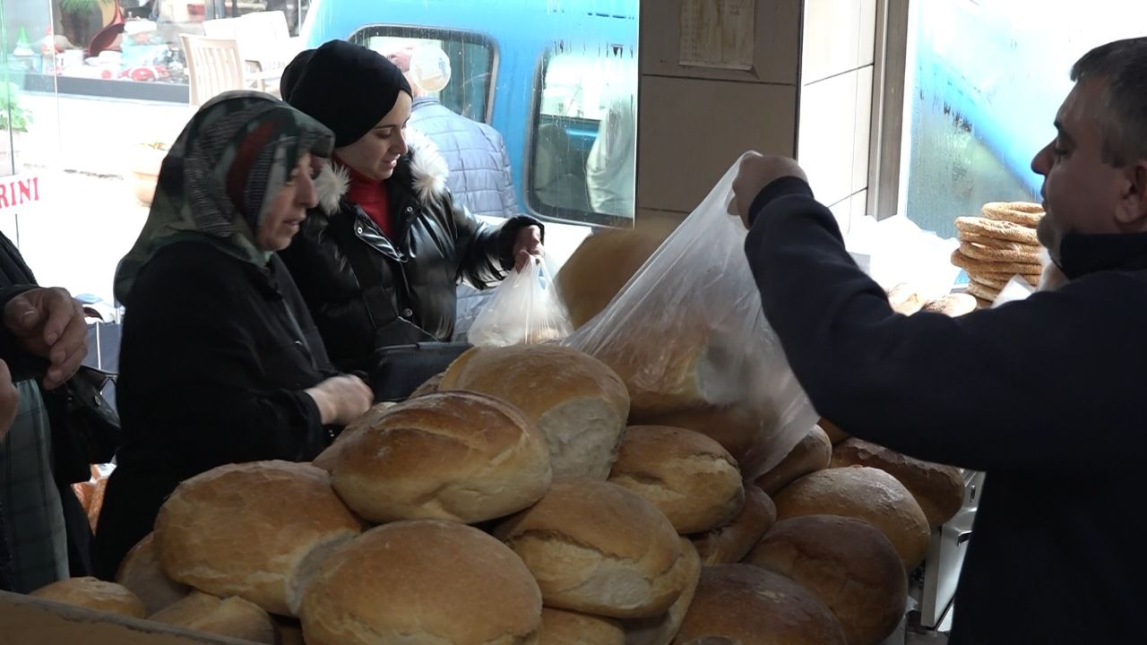 Türkiye’de her şeyi bahane göstererek zam yapan marketinden berberine, manavından kasabına kadar herkesi karşısına alan Bursalı esnaf, sattığı ucuz ekmekle vatandaşın dua ve takdirini kazanmaya devam ediyor. Mustafakemalpaşa ilçesinde 40 yıllık fırıncılık yapan Kazım Balaban, ucuz ekmek satarak vatandaşların gönlüne taht kurdu. 800 gram ekmeği 7,5 liradan satan Balaban, vatandaşlara ucuz ekmek sunup her gelen müşterinin hayır duasını alıyor. Günde 3 bine yakın ekmek satılırken, bazı saatlerde uzun kuyruklar oluşuyor.
