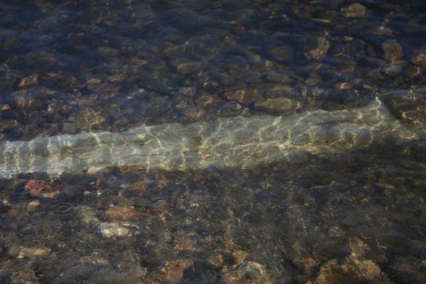 İznik Gölü'nün Gölyaka Mahallesi'ndeki kıyısında 2,5 metre uzunluğunda, üzerinde yazılar olan bir sütun ortaya çıktı. 