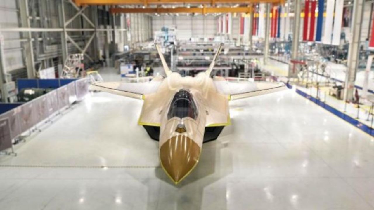TUSAŞ Genel Müdürü Temel Kotil, uçakla ilgili çalışmaların çok hızlı ilerlediğini belirtirken 2025'te uçması planlanan Milli Muharip Uçak'ın çok önce tamamlanacağını söylemişti. Kotil, Milli Muharip Uçak'ın 2023'te gökyüzünde olacağını duyurmuştu.

