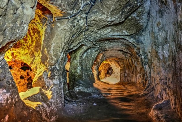 1963 yılında Türkiye'nin Kapadokya bölgesinde bir aile tarafından tesadüfen keşfedilen Derinkuyu yeraltı şehri, o zamandan beri araştırmacıları büyüledi.

