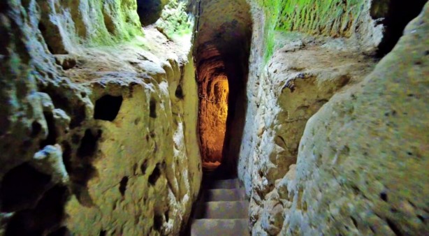 Tarihi hakkında çok kesin bir bilgi bulunmasa da, M.Ö. 3000 yıllarında Proto Hitit dönemlerinde yerleşilen Kapadokya yeraltı şehirlerinin Bizans döneminde yoğun olarak kullanıldığı düşünülüyor.

