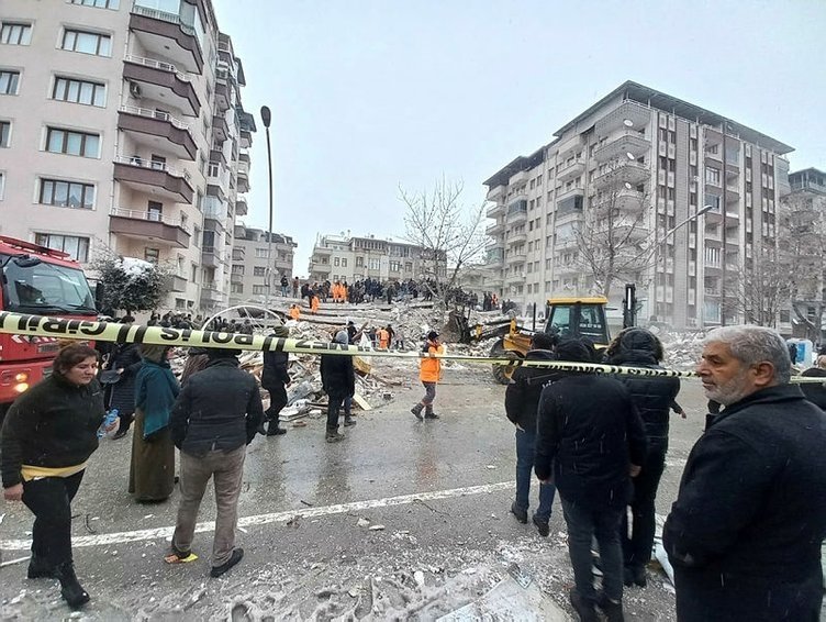 Son dakika haberleri: AFAD verilerine göre; Kahramanmaraş'ta saat 04.17'de 7.7 büyüklüğünde deprem meydana geldi.

