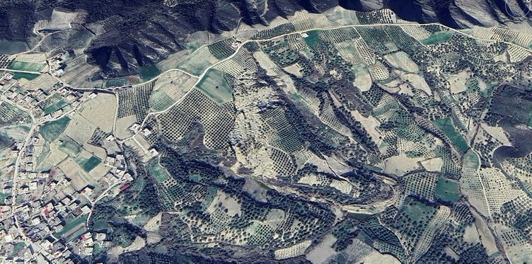 Yaşanan çifte depremlerin ardından Hatay'da 35 dönümlük zeytin bahşesinde tam 500 metrelik çökme meydana geldi. Zeytinlikteki dev yarık uzaydan görüntülendi. Uydu görüntüleri depremin boyutunu gözler önüne serdi.