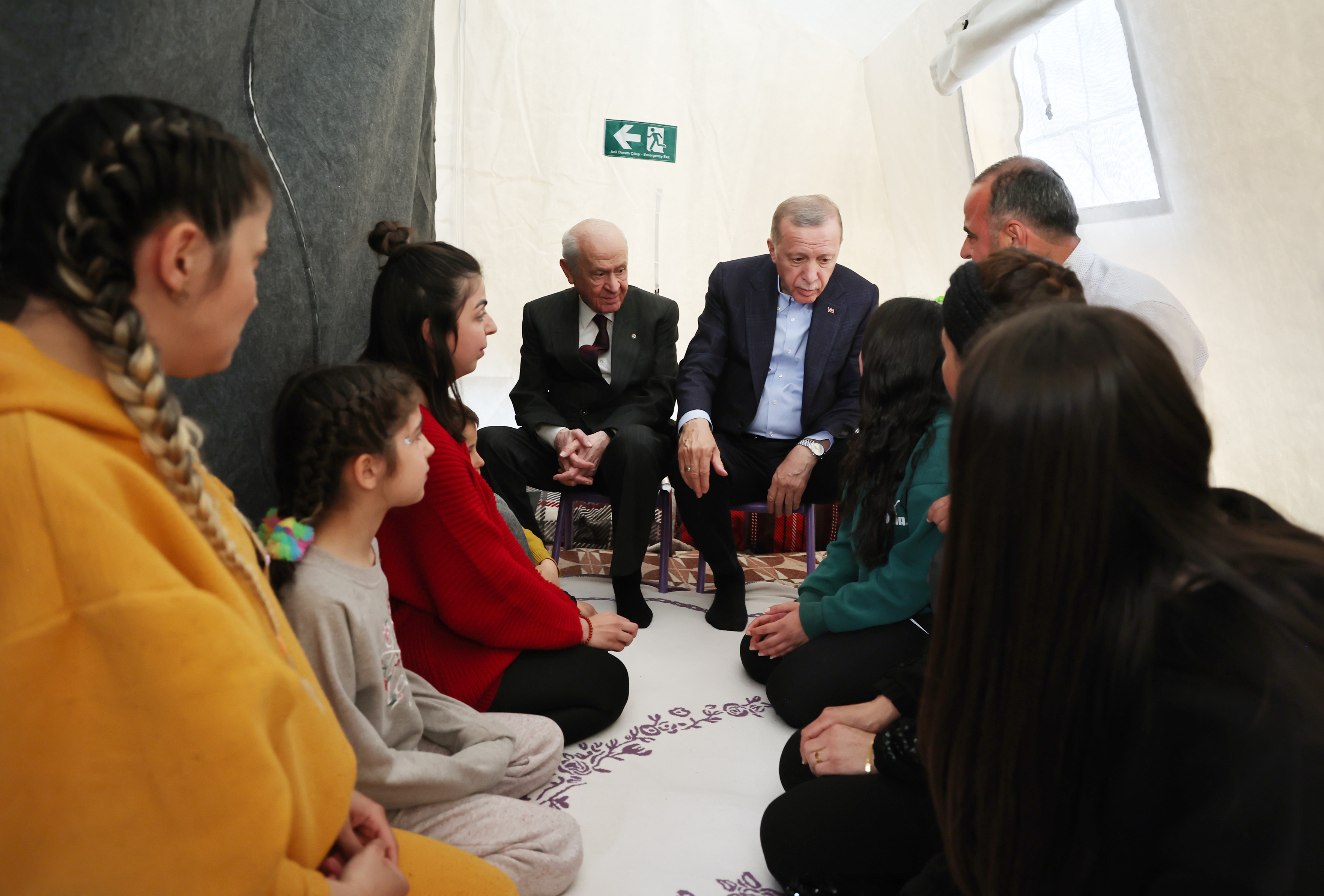 Cumhurbaşkanı Recep Tayyip Erdoğan ve MHP lideri Devlet Bahçeli deprem bölgesi Hatay Samandağ'da çadır kentte kalan depremzedeleri ziyaret etti.