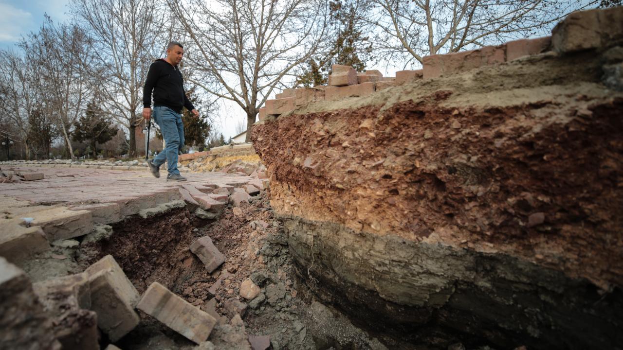 Adıyaman`daki Gölbaşı Gölleri Tabiat Parkı, 6 Şubat`ta meydana gelen Kahramanmaraş merkezli depremlerin etkisiyle hasar gördü.