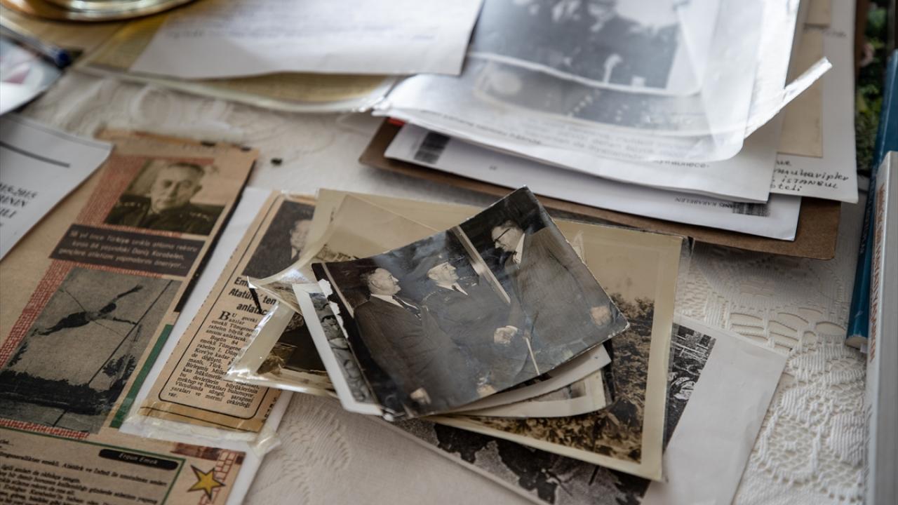 Özcan Atamert, babasının yıllar sonra Avustralya`ya gitmesinin haberleştirildiği gazete kupürlerini, İstiklal Madalyası`nı, Avustralyalı askerlerin şapkalarını, dönemin el yazılarını ve mektuplarını halen saklıyor.