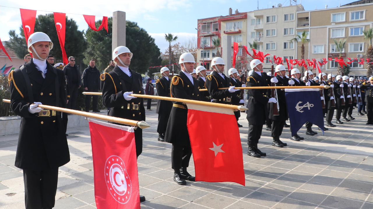 18 Mart Şehitleri Anma Günü ve Çanakkale Deniz Zaferi`nin 108`inci yıl dönümü nedeniyle Cumhuriyet Meydanı`nda tören düzenlendi.