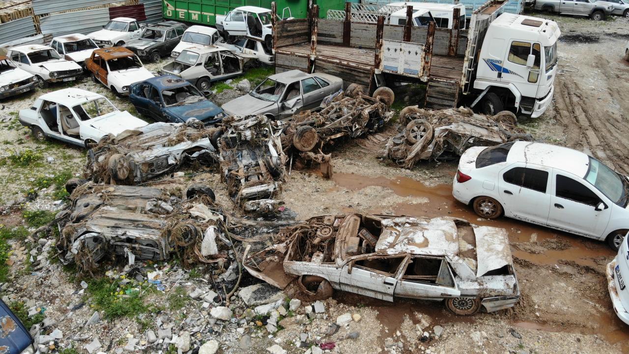 Şanlıurfa`da yaşanan sel felaketi hem can hem de mal kayıplarına neden oldu. Kentte 16 kişinin hayatını kaybettiği sel felaketi sonrası birçok ev ve araçta da büyük hasar meydana geldi.
