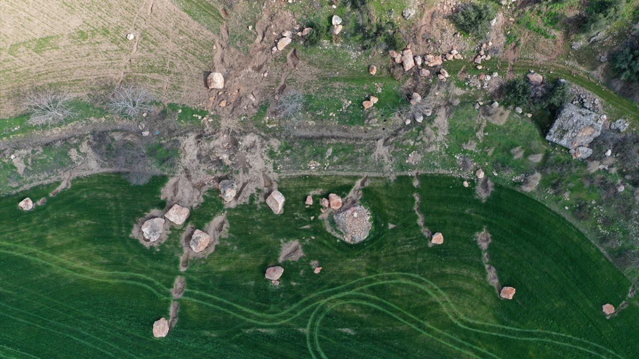 Depremlerden en fazla etkilenen yerleşim birimleri arasında yer alan, 6 Şubat`taki ilk depremin merkez üssü Pazarcık ilçesinin kırsal mahallelerinde de yıkım ve can kayıpları yaşandı. Tarlalardaki kayalar dron ile görüntülendi.