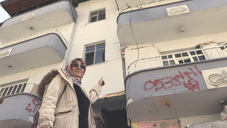 Kahramanmaraş'ta 6 Şubat'ta meydana gelen ilk depremde, Zeliha Demir ile kızları Hülya (23) ve Medine Demir'in (12) oturduğu 4 katlı binanın ilk katı yıkıldı; merdivenler de yerle bir oldu.