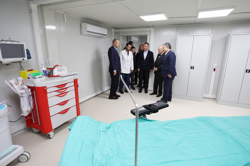 Cumhurbaşkanı  Recep Tayyip Erdoğan ve MHP lideri Devlet Bahçeli, deprem bölgesi Hatay Defne'de kurulan sahra hastanesini ziyaret ederek, yetkililerden bilgi aldı.